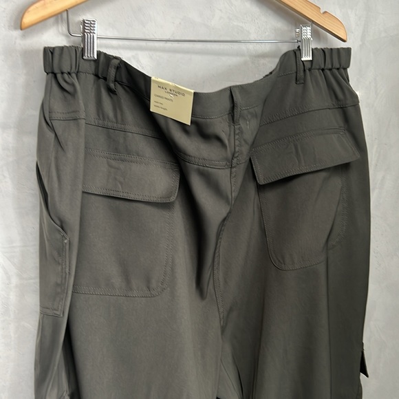 NWT Max Studio Women's Plus Size Soft Twill Ankle Cargo Pant - Picture 9 of 12